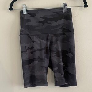 Beyond Yoga Lux High Waisted Biker Shorts Black and Gray Camo size Small